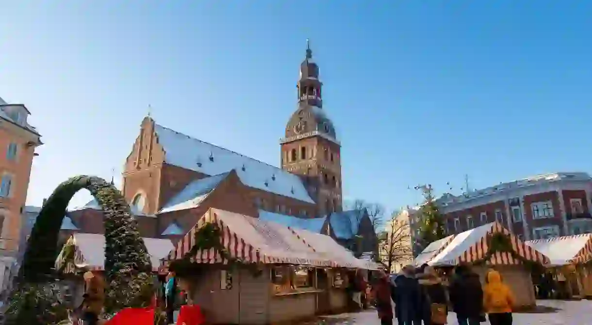 2AEN8D2 Riga / Latvia - 03 December 2019: Christmas market at the Dome square in Riga Old Town, Latvia. Happy people celebrate winter holidays.