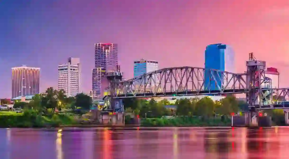 MY9PNE Little Rock, Arkansas, USA skyline on the river at twilight.