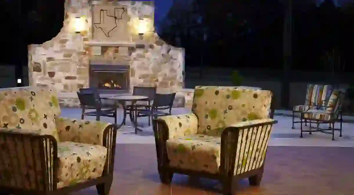 Hilton Garden Inn Texarkana offers an ambient outdoor lounge area complete with a fireplace