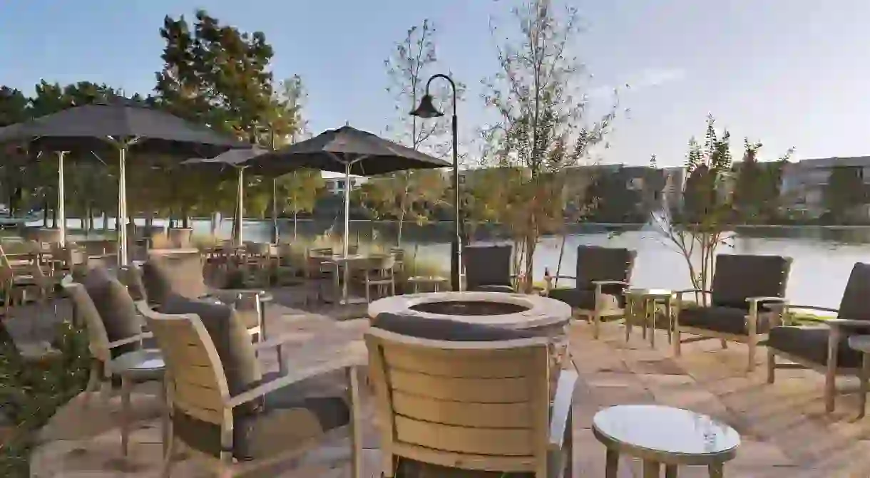 While relaxing by the firepit on the tree-lined patio of the Courtyard by Marriott Houston Sugar Land/Lake Pointe, guests can also enjoy views of the adjacent Brooks Lake