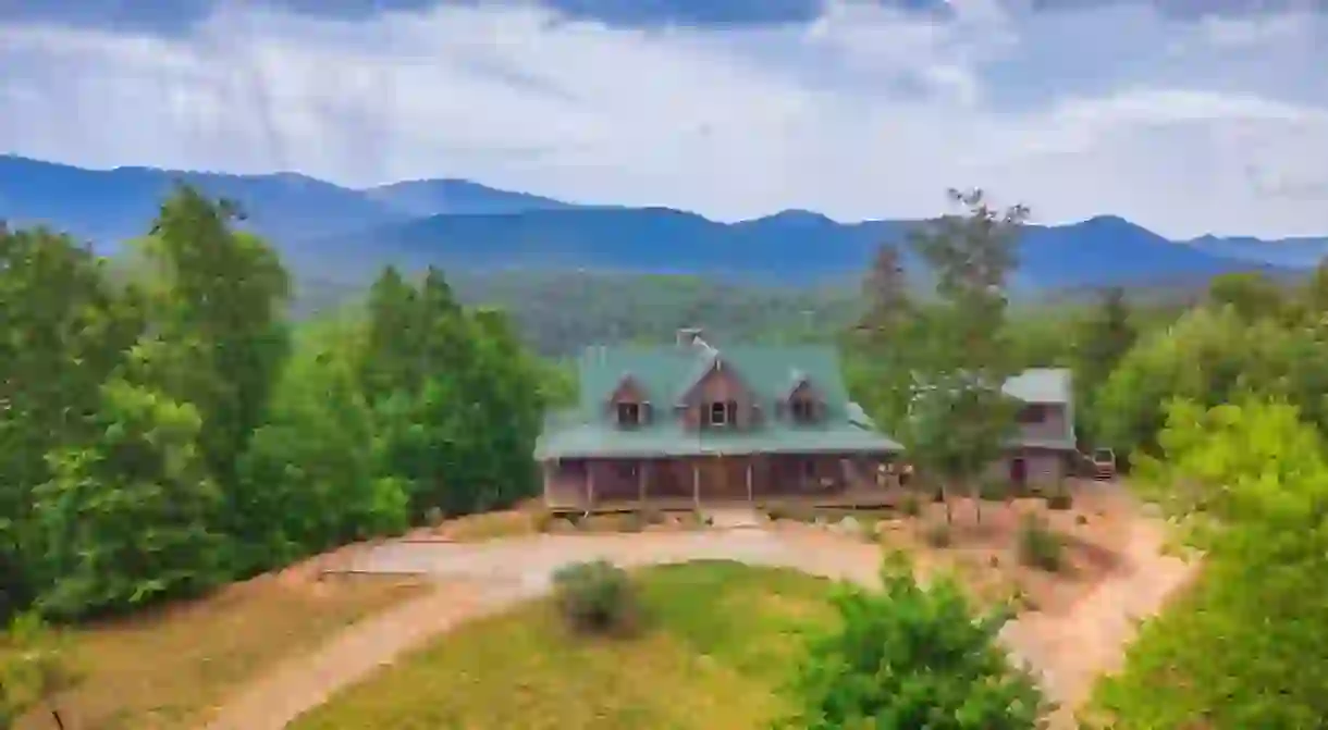 This classic mountain cabin offers a relaxing hot tub, fun games and gorgeous views