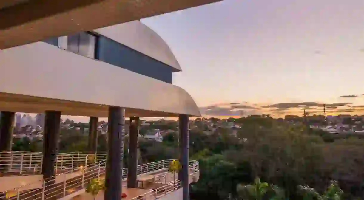 Blue Tree Londrina occupies a tall tower in the prosperous neighborhood of Jardim Higienópolis