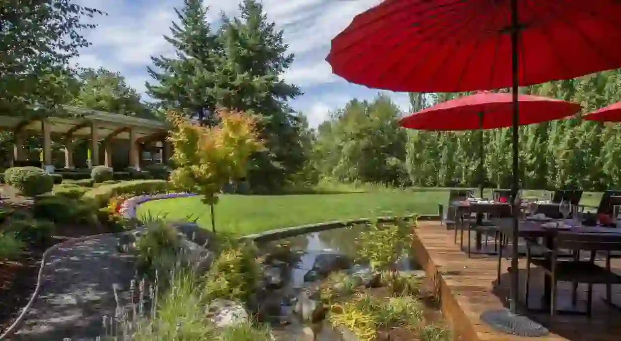 Cedarbrook Lodge offers verdant grounds for relaxation close to Seattle-Tacoma Airport