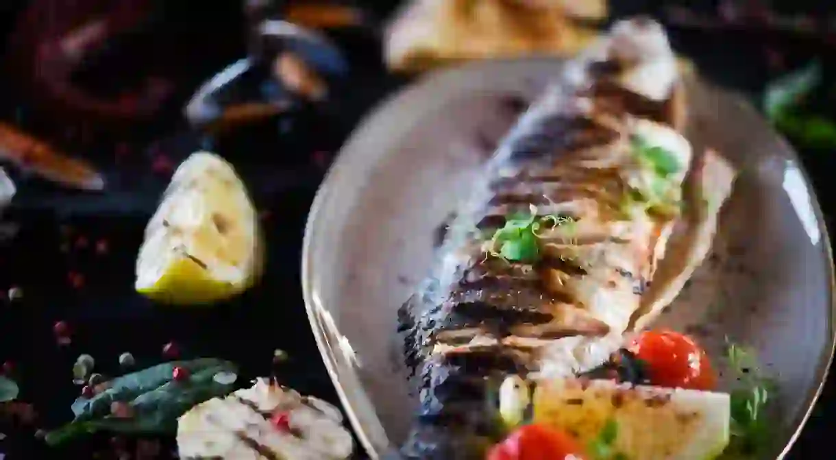 2A78AR4 deliicouse grilled fish with fresh vegetables & lemon 2A78AR4