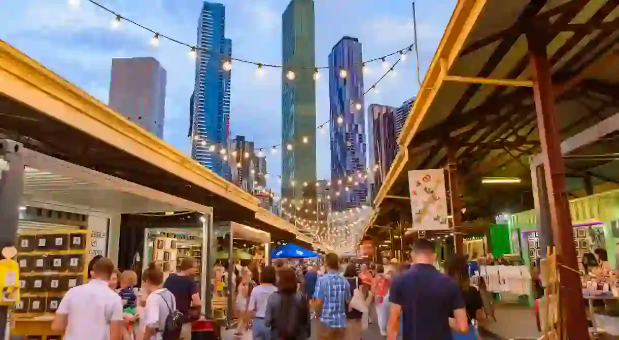 2AGJTNE Queen Victoria Night Market for summer with skyscrapers at background in Melbourne, Australia