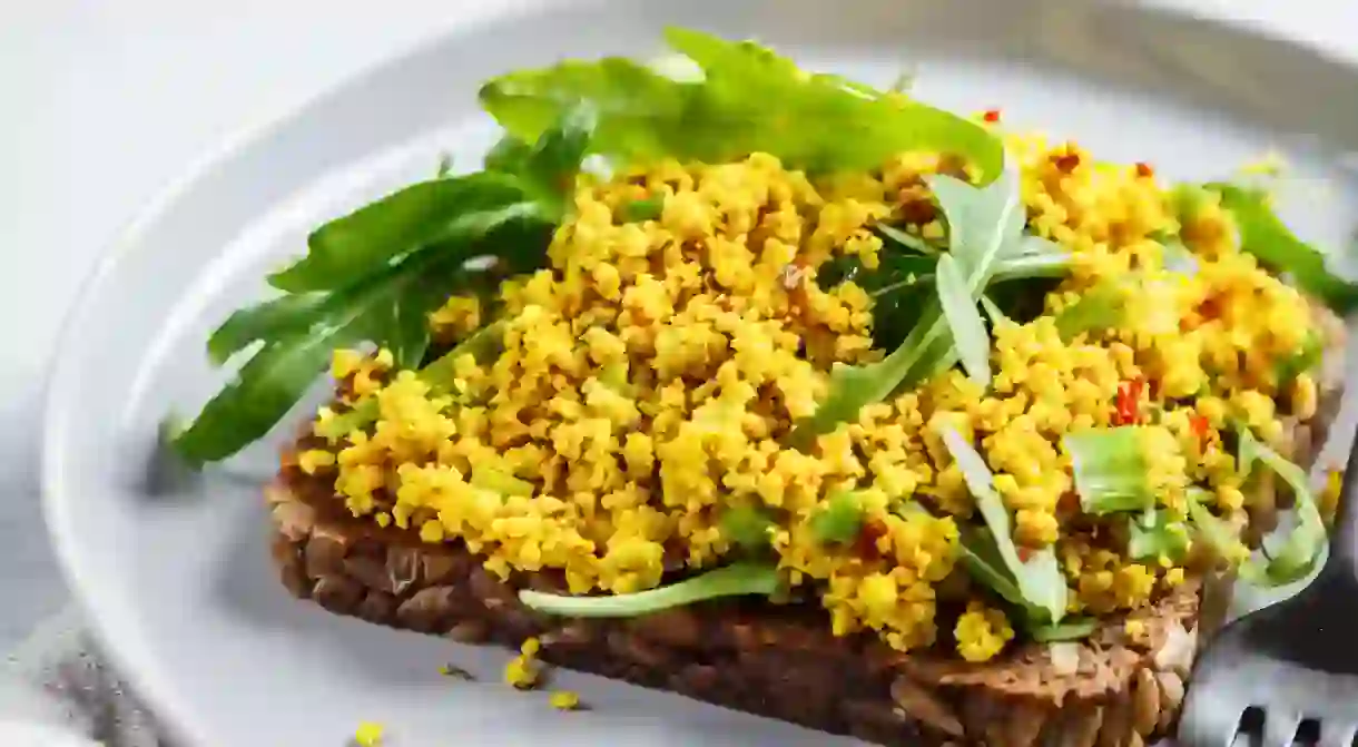 2B8WBKB Tofu scramble toast with green onion on rye bread. Healthy vegan food concept.