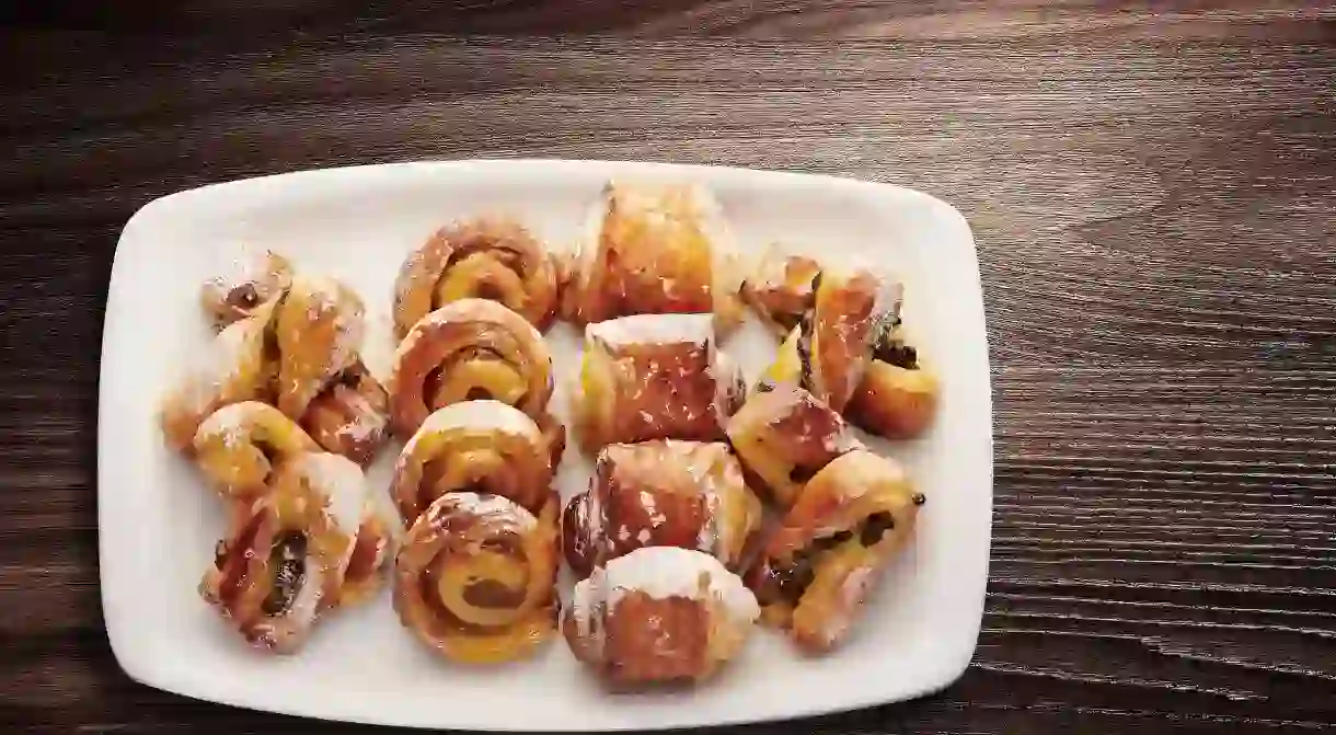 2BWNEM4 Directly above shot of mixed breakfast pastries including pain au chocolate and glazed danish pastries served in a plate