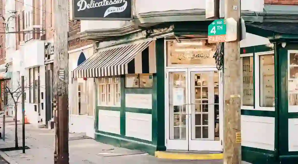 2F90KCY The Famous 4th Street Delicatessen, in the Queen Village, Philadelphia, Pennsylvania