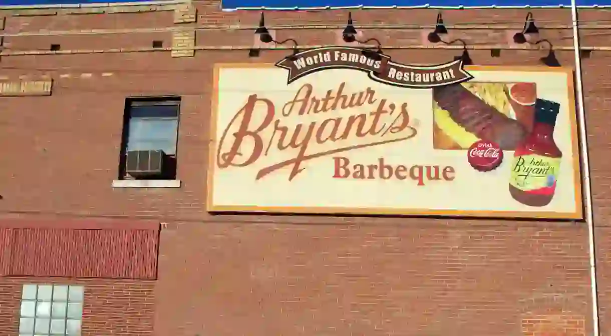 CPBTJ0 Side of World Famous Arthur Bryants Barbecue Restaurant, with 4x4 Kansas City, USA CPBTJ0_fullres_