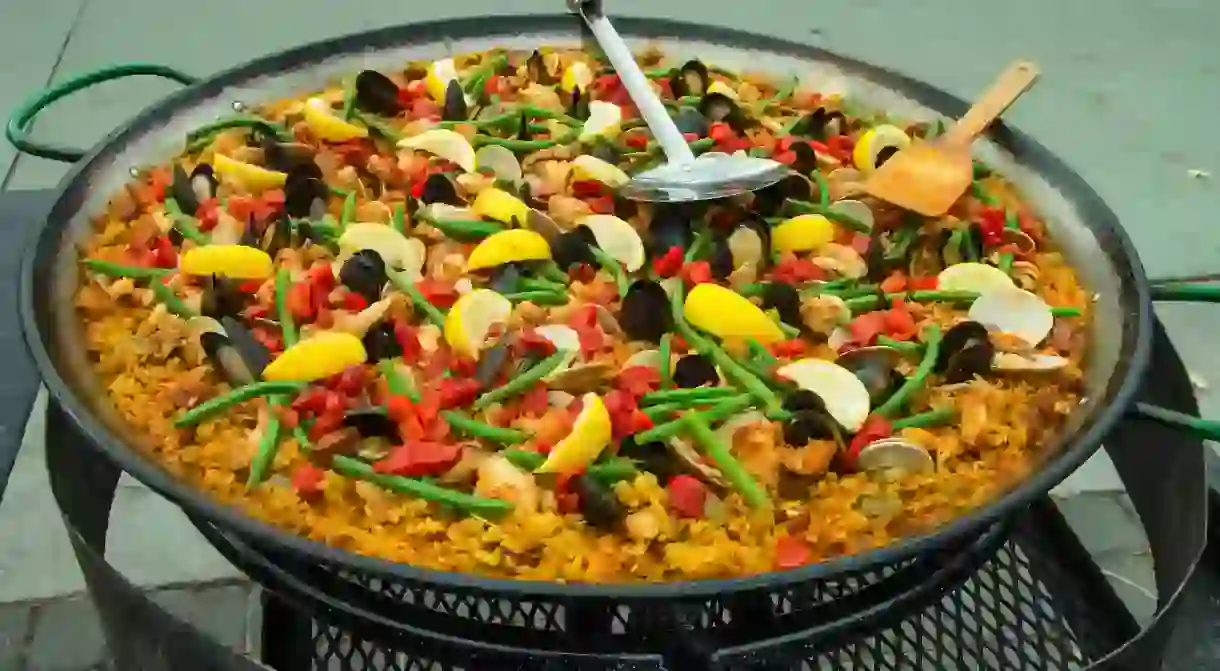 FA2DE0 BASQUE MARKET, ICONIC PAN of Spains most famous meal of colorful Paella prepared by Chief for outdoor lunch, Boise, Idaho, USA