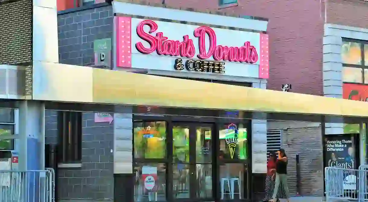 A donut shop on Roosevelt Road in Chicago, located just south of downtown and the citys Loop. Chicago, Illinois, USA.