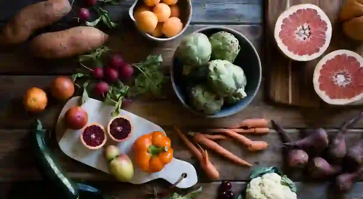 GNJ0GW Fruit and vegetables laid out on a farm table. Carrots, cauliflowers, beets, peaches, oranges. GNJ0GW_fullres_