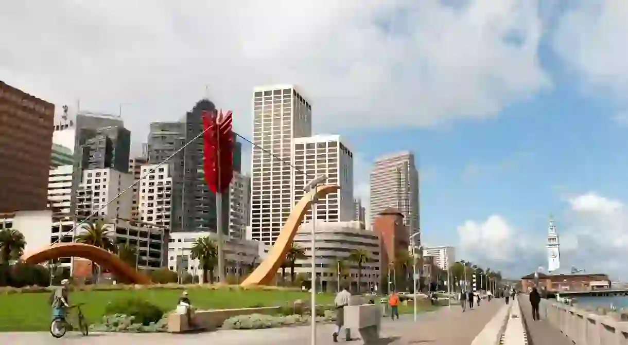 The Embarcadero roadway runs along the eastern shoreline and is the ideal cycle if you want to take in landmarks, heritage spots and beautiful bay views