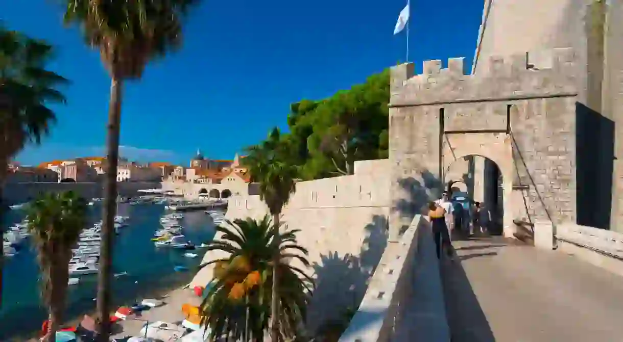 Pile Gate in Old Town Walls and Harbour, Old Town, UNESCO World Heritage Site, Dubrovnik, Dalmatia, Croatia, Europe