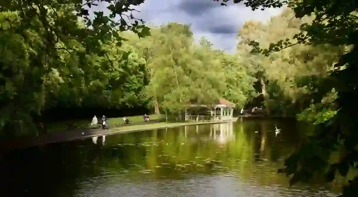 E0FHK8 Europe; Dublin; St Stephens Green; Park; Lake; Garden; People; Sun; Walk; Relax; Trees; Victorian