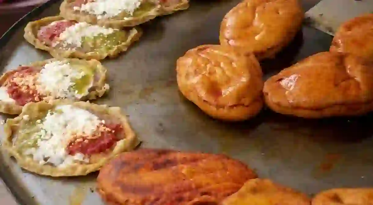 Comida o plato de México que consiste en una tortilla gruesa de maíz (aproximadamente .5 cm), con el borde alto y grueso, a la que se le embarra fríjol refrito, para después cubrir con lechuga, queso y salsa entre otros ingredientes. El pambazo es un emparedado pan tradicional mexicano, cuyo relleno varía según la región en la que se consuma.