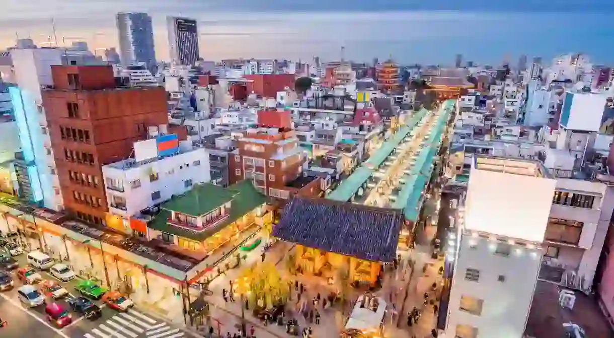 M5PH21 Asakusa, Tokyo, Japan cityscape. (gate reads: Kaminari-mon Gate)