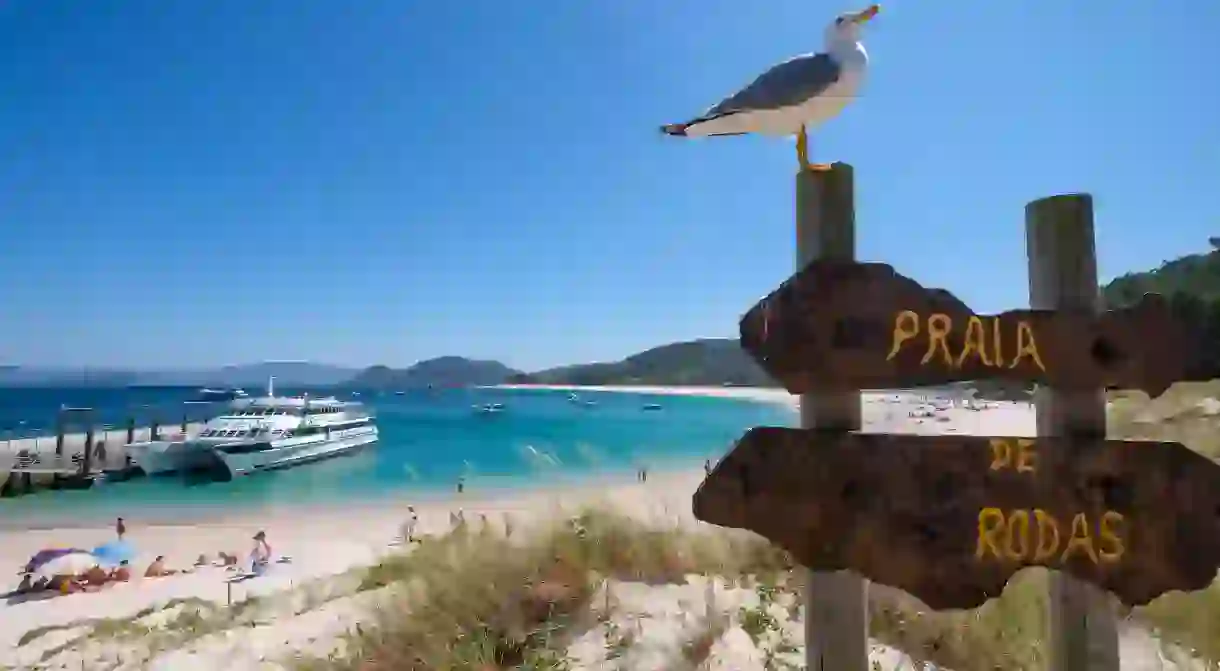 TB3FY2 Ferry boat moored at the Praia de Rodas beach in the Cies Islands, Galicia, Spain, Europe