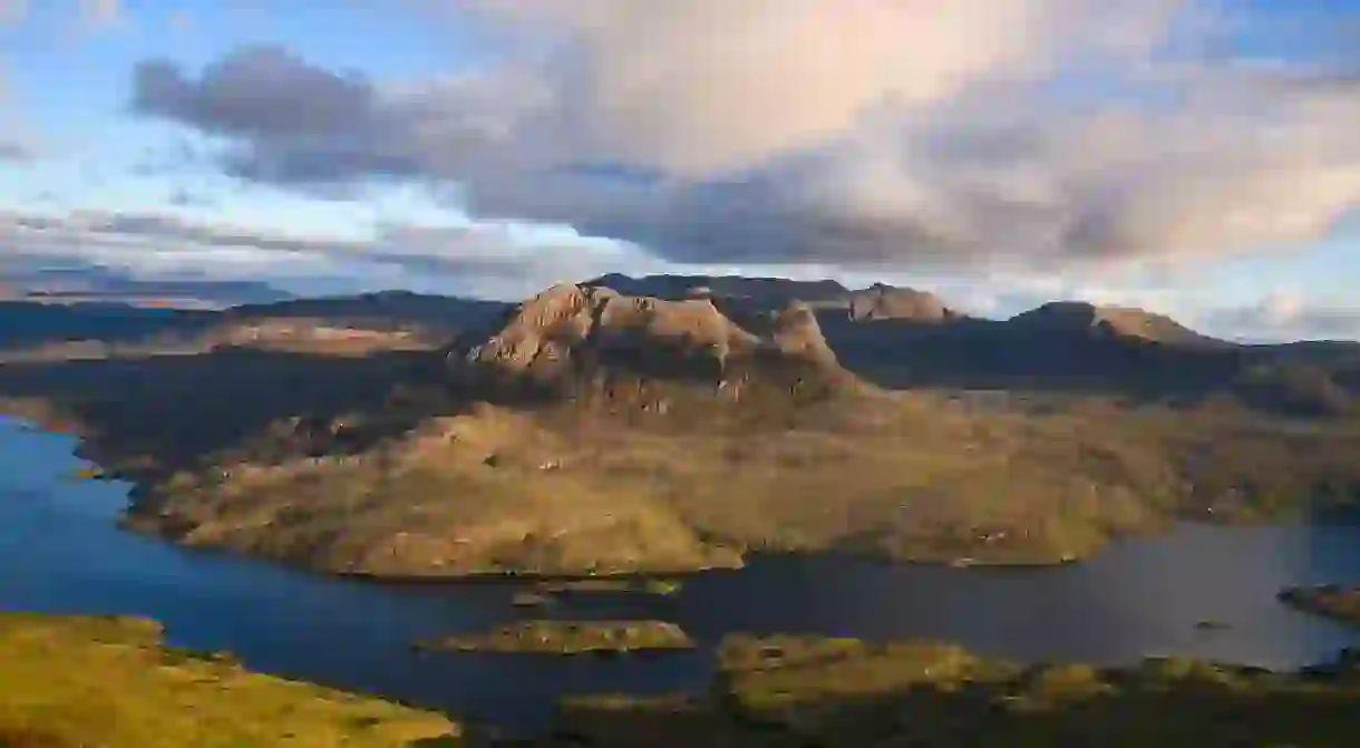 View from Stac Pollaidh looking towards Loch Lurgainn, Sgorr Tuath and Beinn an Eoin, Coigach, Wester Ross, Highlands, Scotland