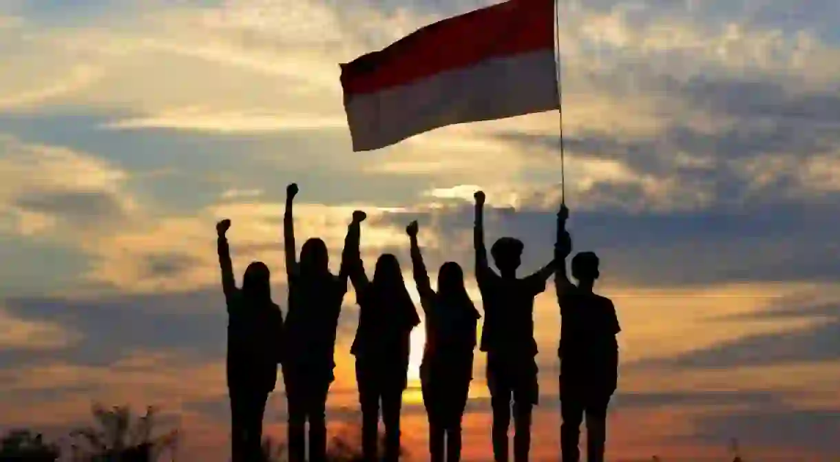 People holding the Indonesian flag