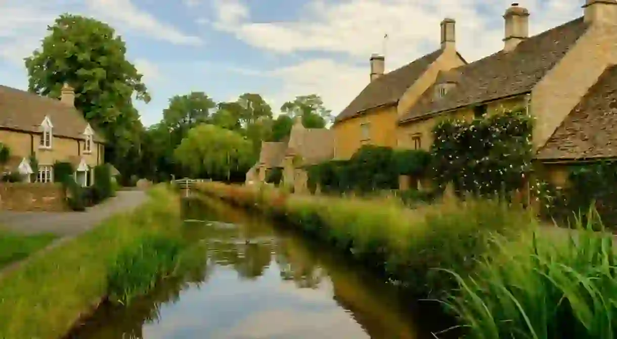 Traditional English stone cottages along the picturesque River Eye in Bourton on the Water, Cotswolds, Gloucestershire