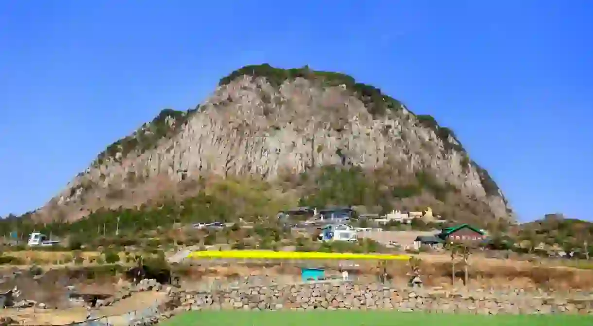 It is a beautiful spring scenery of Sanbangsan Mountain in Jeju.