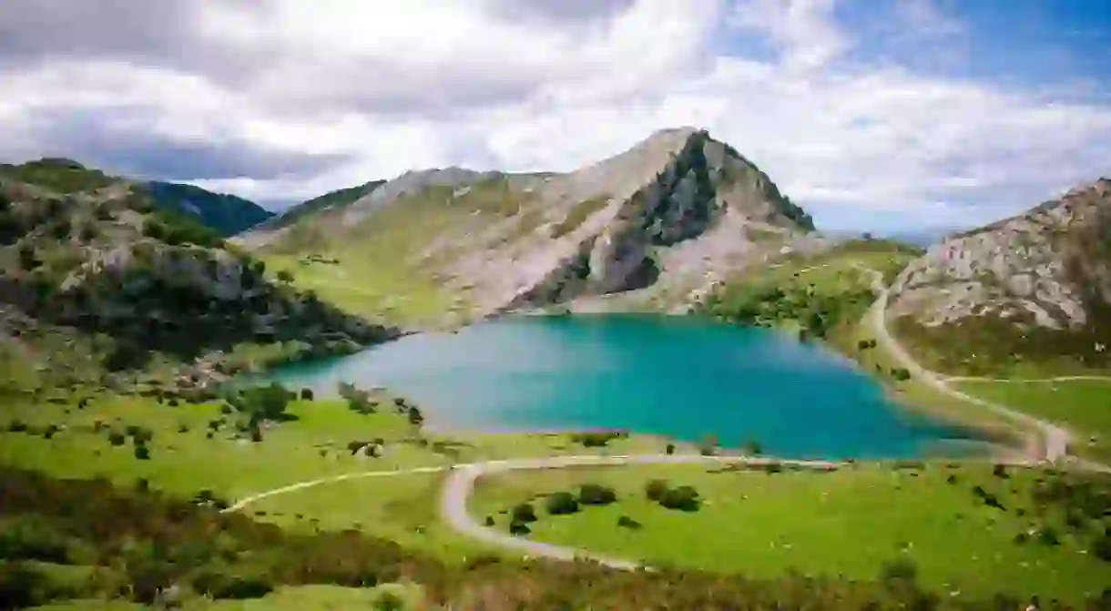 Incredible lake in the middle of the mountains.