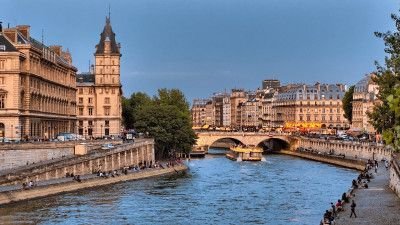 the-left-and-right-banks-of-paris-during-the-summer-skeeze.jpg