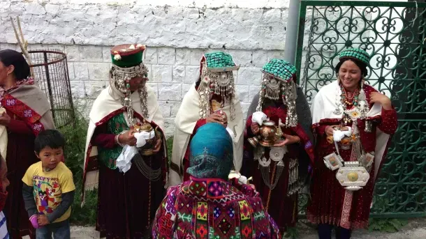 ladakh women wearing traditional dress